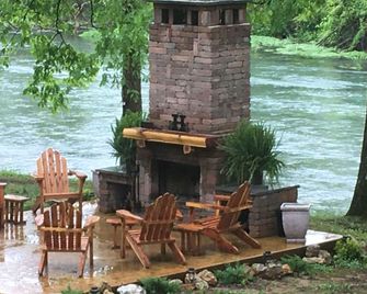 Mammoth Spring Retreat. Gated for privacy, Five cabins, one price. On the River - Mammoth Spring - Patio