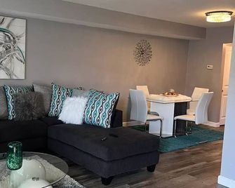 Stylish 2-bedrooms; home away from home! 3 mins from Nazareth Hospital - Philadelphia - Living room