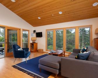 Serene Garden Retreat in a Charming Rancho Santa Fe Guest House - Rancho Sante Fe - Living room