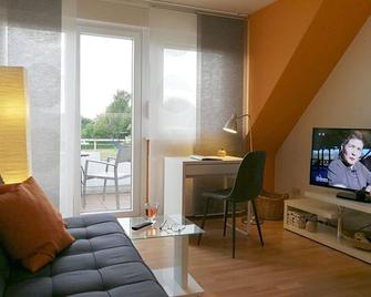Abendsonne Obergeschoss mit Balkon - Koblenz - Living room