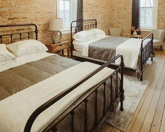 Beautiful Brick Walled 2 bed\/1bath Loft in Historic Building - Newaygo - Bedroom