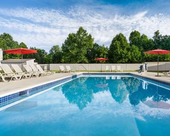 Ramada by Wyndham Allentown/Bethlehem - Coplay - בריכה