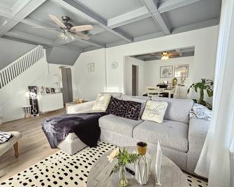 Charming, luxe, modern home near Naval base, Six flags, Casino, Gurnee Mills - Waukegan - Living room