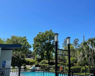 Best Western Tallahassee-Downtown Inn & Suites - Tallahassee - Pool