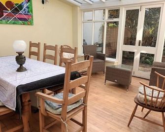 Swindon 4-Bedroom Town House With Garage and Garden - Swindon - Dining room