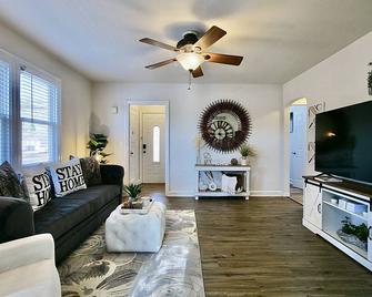 New Cozy Home + Bonus Cottage - Deck | Pacman | Fireplace | Tv - Claymont - Living room