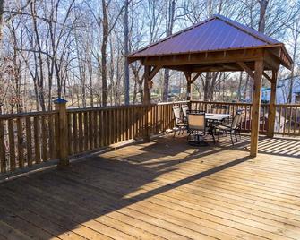 Immaculate 3 Bedroom Home On Barren River Lake With Access To The Lake & Wifi! - Scottsville - Patio