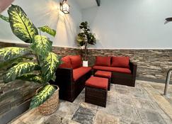 Comfortable Home With A Private Indoor Pool ! - Londonderry - Lobby