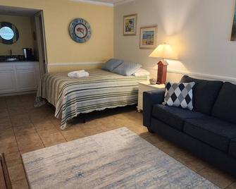 Come for the beach, stay for the memories. Enjoy free beach access & huge pool! - Atlantic Beach - Bedroom
