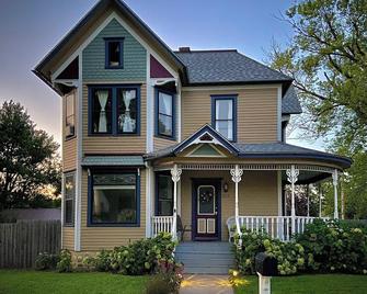 Charming Historic Home est. 1898 - Viroqua - Building