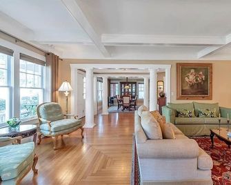 Luxury Bay Room at ONE Inn, steps to Downtown St. Pete: Ideal for all guests - St. Petersburg - Salon