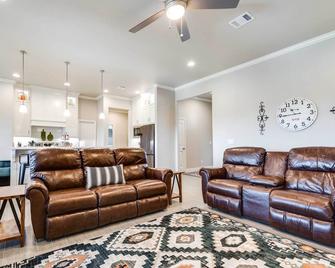 Texas Home with Hot Tub 3 Mi to Downtown Canyon! - Canyon - Living room