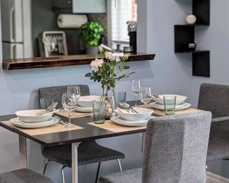 Cozy Blue Retreat at Georgian Bay- Ski & Stay Escape - Meaford - Comedor