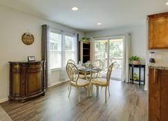 Family-Friendly Lansing Home with Covered Balcony! - Lansing - Dining room
