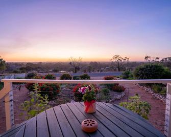 Morgan on the River Murray with awesome river and scrub views - Morgan - Balcony