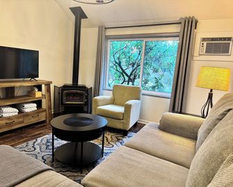 Bramblebank Cottages - Harrison Hot Springs - Obývací pokoj