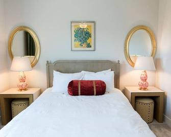 305 | Kevin - 1300 Stoney Ridge · Beautiful King Bed Master 2-Bed 2-Bath Condo - Forest - Habitación