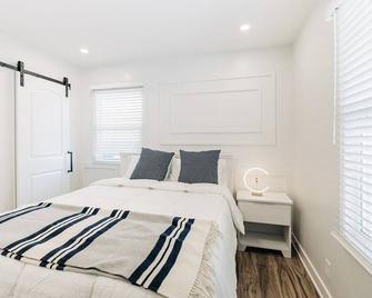 Beautiful luxury home freshly renovated with big yard, seating & grill pad - Cottage Grove - Bedroom