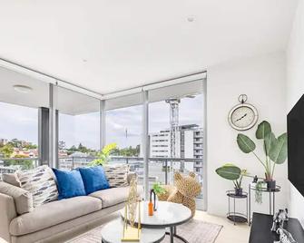 Modern 3BR Riverside APT w Parking near Shops and Park - Brisbane - Living room