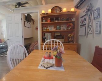 Beautiful full apartment, in barn style building, close to town with farm views! - Nampa - Salle à manger