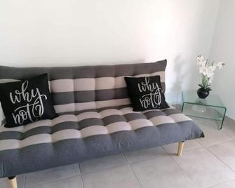 Logement F2 de 100 m carré - Rémire-Montjoly - Sala de estar