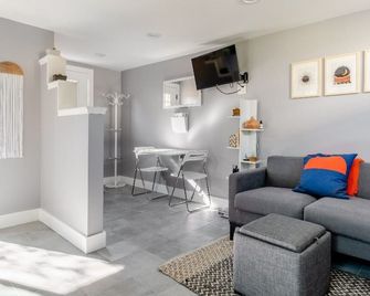 Modern cottage with full kitchen & private patio.Close to great hiking trails! - Oakland - Sala de estar