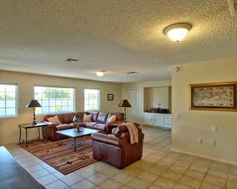 New! Sun City 2 Bedroom Retreat W/ Retro Arcade Console - Sun City - Sala de estar