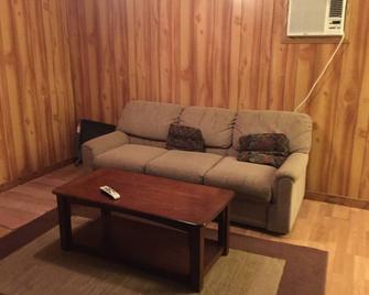 'Line Shack' of the PondaRosa Inn Duplex & water park - Hutchinson - Living room