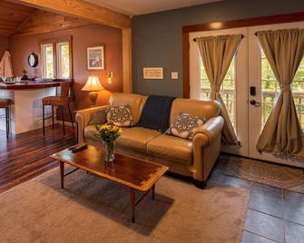 Truly Waterfront Cottage - Pasadena - Living room