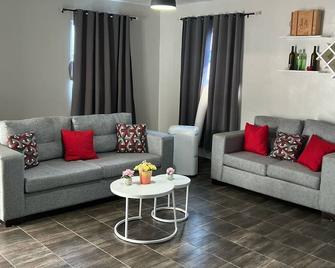 Charming 2-bedroom house with AC, WiFi in delightful countryside - Imbert - 客廳