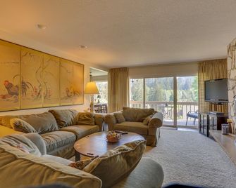 Charming Mountain Condo with Golf Course Views & Nearby Ski Access - Mount Hood Village - Living room