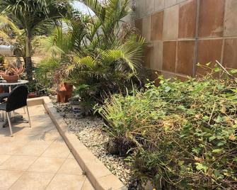 Studio apt plus rentacar close to airport & beach - Oranjestad - Binnenhof