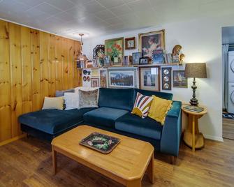 Newport Cabin on Diamond Lake with Private Boat Dock - Newport - Living room