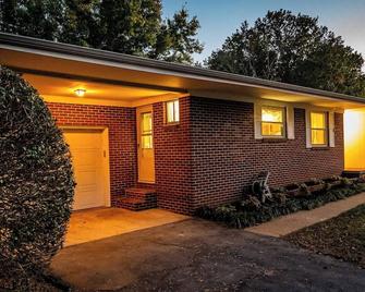 Amazing House Hot Tub Mins To Major Hospitals - Middle Valley - Building