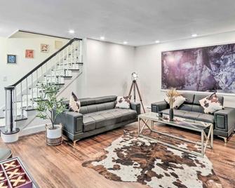 Upscale Waterbury Retreat with Indoor Hot Tub! - Waterbury - Living room