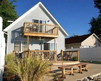 Edgewater Cottage - Private Lakefront Getaway - Celina - Patio