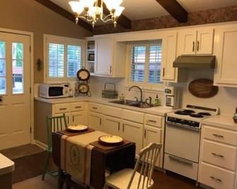 Bessie's Landing - Charming Cottage In Jefferson, Tx Historic District - Jefferson - Kitchen