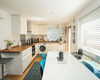 Bright, family & business friendly house - London - Kitchen