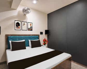 Spot On The King Hotel And Restaurant - Etāwah - Bedroom