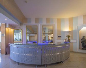 Hotel Ristorante Continental - Osio Sotto - Рецепція
