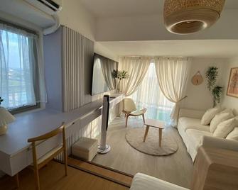 Muji Inspired Beachview @Azure North,1Br-6pax - San Fernando - Living room