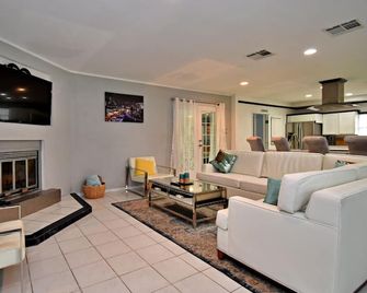 Serenity. Whole house - Schertz - Sala de estar