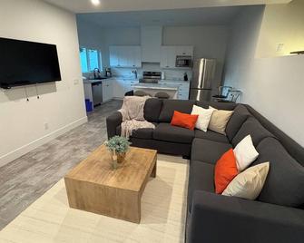 Okanagan Lake Retreat • Near Beach, Dock & Wineries • Stylish & Cozy - Kelowna - Living room