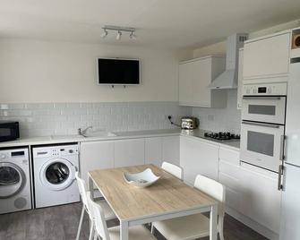 Pet friendly mews house in Central village location close to Cave Castle - South Cave - Kitchen
