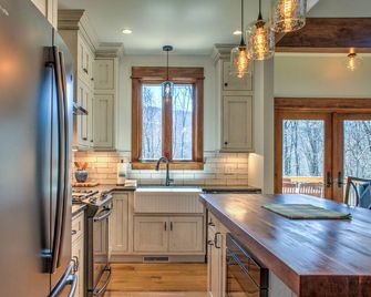 Hot Tub Views, Pet-Friendly Privacy Near Asheville + Biltmore Pass - Asheville - Kitchen