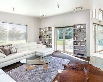 Paradise on Campbell - Martinborough - Living room
