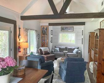 Historic Biloxi Bay Cottage w/ Beautiful View - St Martin - Living room
