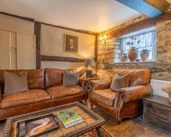 Stunning 2 Bed Cotswold Cottage Winchcombe - Cheltenham - Living room