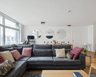 Spacious Antwerp Stay for 8 w/ Free Parking - Antuérpia - Sala de estar