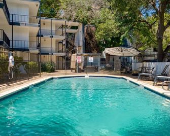 Your Modern King Suite Getaway - Sleeps 4 - Pool, Prkg - Austin - Pool